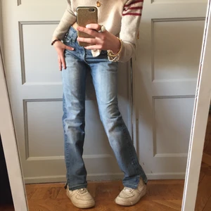 Vintage lee jeans  - Super duper snygga vintage lee jeans men dem kommer ej till användning. Jag har sytt in dem där bak! I fin kvalite. Men en slits där nere. 