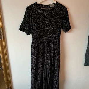 URSÖT byxdress - Nej men snälla😍 Jag önskar så att jag kunde ha denna. Det är en byxdress med ankellånga ben och väldigt vida så ser nästan ut som en klänning. I ryggen har den knappar och en liten öppning🥺😍