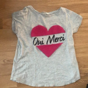 En tröja från H&M för 8-10 år (134-140). - En tröja för sommaren som är till 8-10 år (134-140). Som är jätte snygg från H&M.