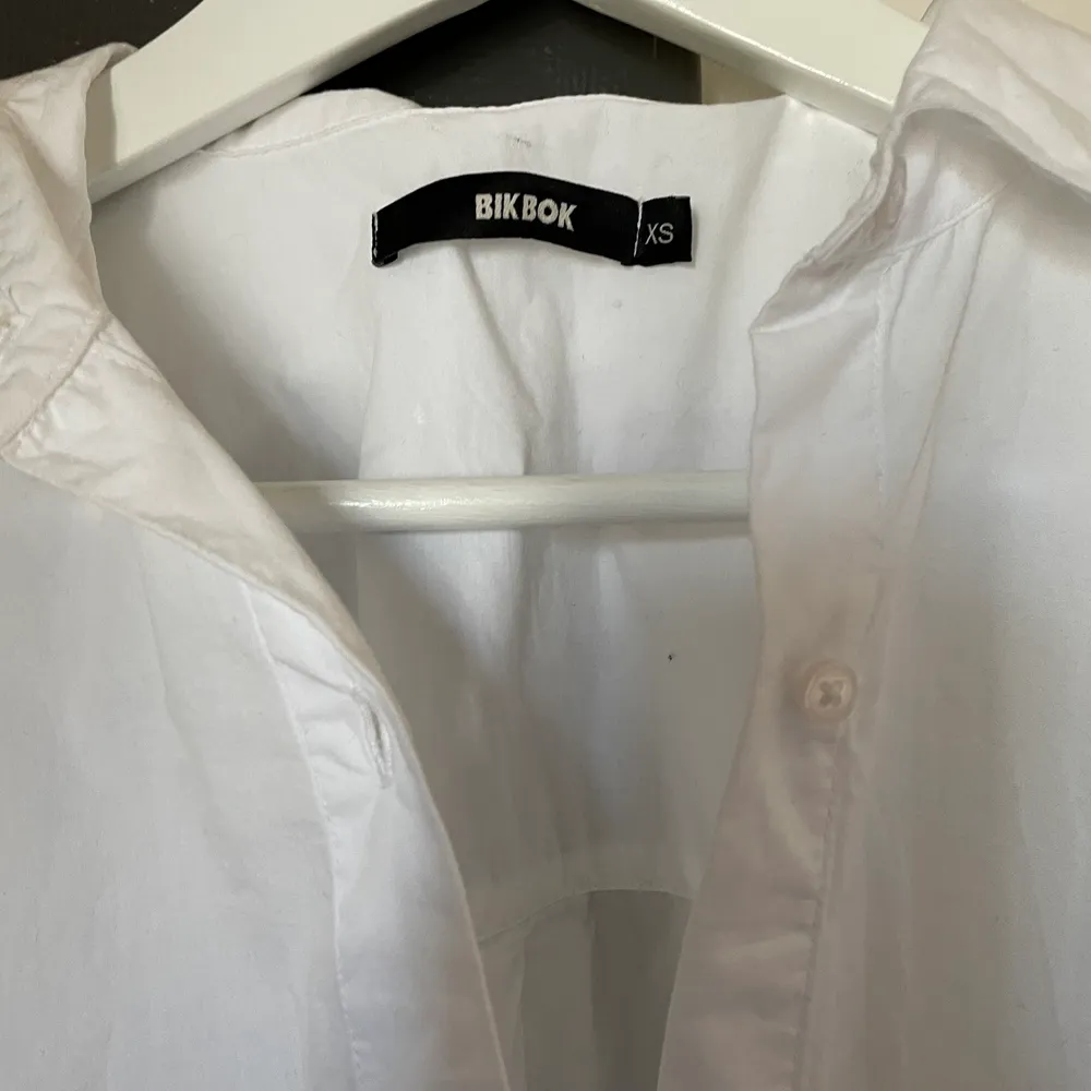 Skjortklänning från Bikbok storlek XS endast använt en gång . Klänningar.