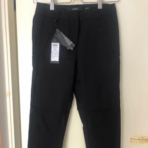 Kostymbyxor  - Kostymbyxor från vero Moda, köpta på plick helt nya, enbart testade, prislapp finns kvar. De är skrynkliga för dem varit undantagna ett tag. Pris kan diskuteras, köparen står för frakt. Katt finns i hemmet 