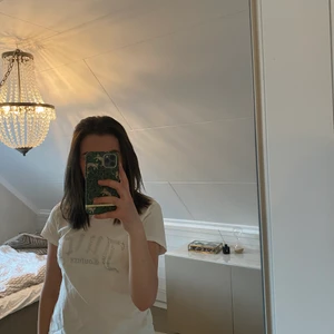 Juicy Couture T-shirt - Juicy Couture T-shirt i fint skick. Inhandlad på NK förra året och endast använd ett fåtal gånger, därav i väldigt fint skick. Storlek 15/16 år vilket motsvarar en Xs/S. Bud från 100 kr, samfraktar gärna med annat jag säljer