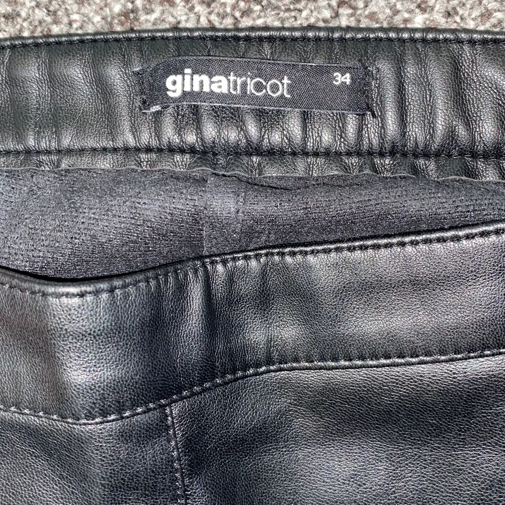 Säljer svarta skinbyxor från ginatricot i storlek 34. 50kr + frakt . Jeans & Byxor.