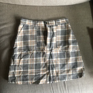 Kjol från monki - Kjol i Burberry-inspirerat mönster, storlek 36.