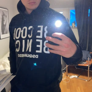 Dsquared hoodie L - Dsquared hoodie L. Jag är 183cm 88 kg sitter som smäck på mig. Nypris ligger på ish 3500kr. Använd sparsamt mkt, skulle vilja säga skick 7-8/10. Är öppen för en snabb och smidig affär.