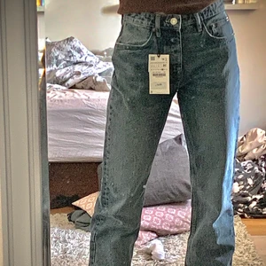 Mid rise jeans från Zara - Passar mig som har xs/s i jeans, men byter gärna mot 34