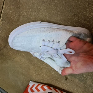 Tygskor  - Tygskor, väldigt sköna o behagliga på men enbart använda en gång på begravning.