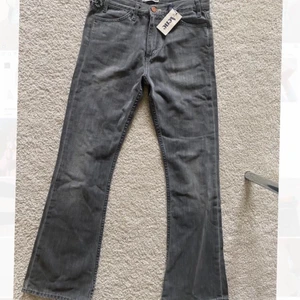 Acne jeans lågmidjade Bootcut 28/32 - Trendiga, helt oanvända jeans från Acne i snygg grå färg! Prislapp kvar! Storlek 28/32 normala i benen men små i midjan! Passar storlek 25/26/27, modellen heter L.U.V street. Låg midja och utsvängda ben, så trendig modell men tyvärr för små för mig i midjan så har därför ingen bild med de på
