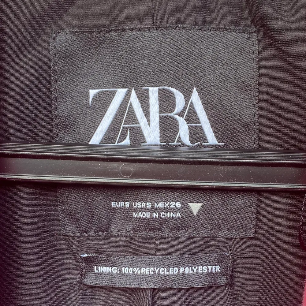 En väldigt rosa kappa från Zara med 2 svart knappar! Den är jättefin och aldrig använd, för dig som vill synas helt enkelt. . Jackor.