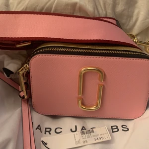 Marc Jacobs väska  - Äkta Marc Jacobs väska. Använt några gånger. Är i ett bra skickt. Priset kan diskuteras 