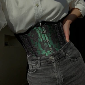 Korsett - Intressekoll på min fina korsett💖 smaragdgrön med svart spets över. Från bershka, riktigt bra kvalite. Köpt secondhand men aldrig använd av mig💕 skriv i kommentarerna vad du kan tänka dig betala💖 utropspris 250kr🥰 byten mot liknande är aktuellt! 