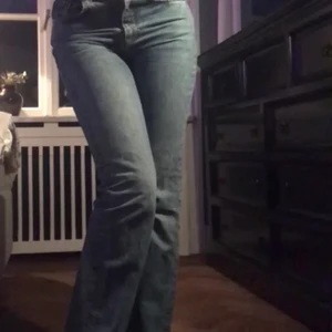 Jeans - Jeans från pull and bear, dom är tyvärr för små på mig, så därför vill jag sälja dem till nån som kommer använda dom. Skit snygga och om man är det är storlek 34 och jag är 168 lång❤️❤️❤️