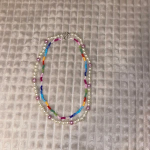 ⚡️🤍Halsband🤍⚡️ -  Halsband🤍⚡️🤍här är två exempel på halsband ni kan köpa, man kan kombinera ihop olika färger, text, typer av pärlor och storlekar själv såklart. Vi gör efter era beställningar🤍🥰
