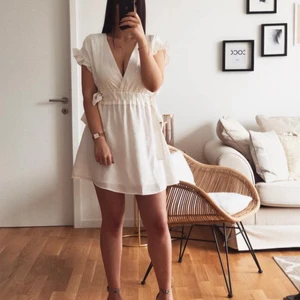 ZARA VIT STUDENT KLÄNNING  - Säljer den jätte snygga ombloggade populära vita klänningen. Från Zara. Strl 34, men passar även en 36 då det är stretch vid midjan. Helt ny med prislapp.