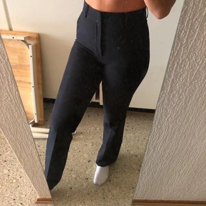 Kostymbyxor (Vilma) - Utsvängda kostymbyxor från Bikbok, modellen Vilma. Säljer på grund av att jag har 2 par i samma storlek. Aldrig använda, jag är 170 och de sitter bra i längden på mig. Frakten ingår i priset🥰