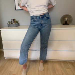 Klassiska jeans från weekday i modellen Voyage. Bra skick och av bra kvalite. Kan mötas upp i Stockholm annars står köparen för frakt❤️