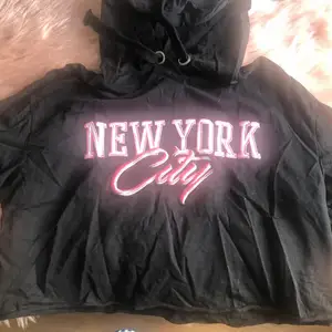 Säljer denna hoodie som är croppad och har korta ärmar. Från hm. 