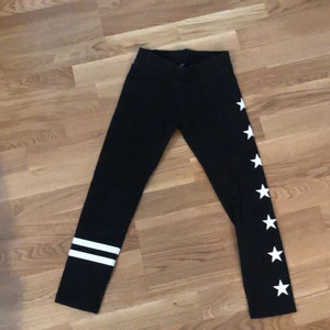 Buxor från stadium  - Ett par skoja jeans som man kan ha till idrott också. Den är från 8 år (130). 