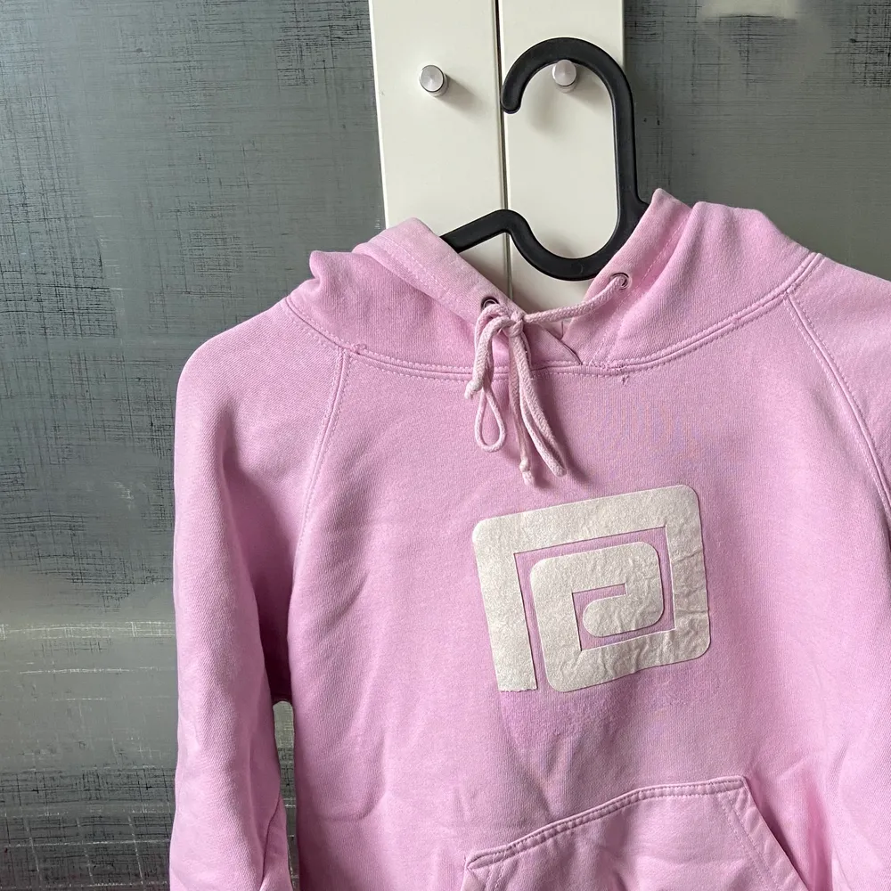 Säljer denna välanvända hoodien från Emma E i en sjukt härlig rosa färg💞 den är väldigt skön och har lite slitningar på ena ärmen, men jag brukar vika in mudden bara! Köpare står för frakt!. Hoodies.