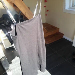 Klänning - En jätte fin svart klänning med glitter band. Har själv aldrig använt den men förra ägaren vet jag inte. Men ändån bra kvalitet på den och den är väldigt töjbar. Skulle säja storlek S men funkar på M med kanske. Den går lite över knäna också. Säljer den för 100kr men frakten går på 66kr. 🖤❤️ (sammanlagt 166kr).