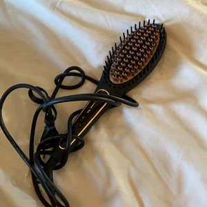 Värme borste  - En borste som blir upp till 220 grader. Funkar jättefint när jag använt den de få gångerna jag gjort de❤️