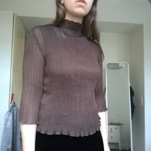 Sheer brun top från Humana - Hög krage o lite krussidull, fancy! tänker att Häxorna från Roald dahl boken hade gillat denna top! Från Humana, i princip aldrig använd, exakt samma skick som då jag köpte den 🕸🕷