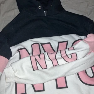 Tröja - Storlek S. Sitter bra. Bra passform. Den är inte använd så mycket. Och inte använd på ett tag heller då jag ”tröttnat” på plagget.