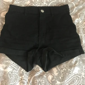 Svarta jeans shorts  - Svarta shorts från hm. Använd fåtal gånger.