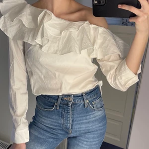 Blus - Snygg one-shoulder blus från Gina Tricot i skjortmaterial! 