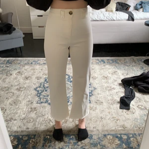 Vita raka jeans  - Vita raka jeans från stradivarius som inte kommer till användning då dom är för korta för mig som är 168 cm. Slitningar ned till. 