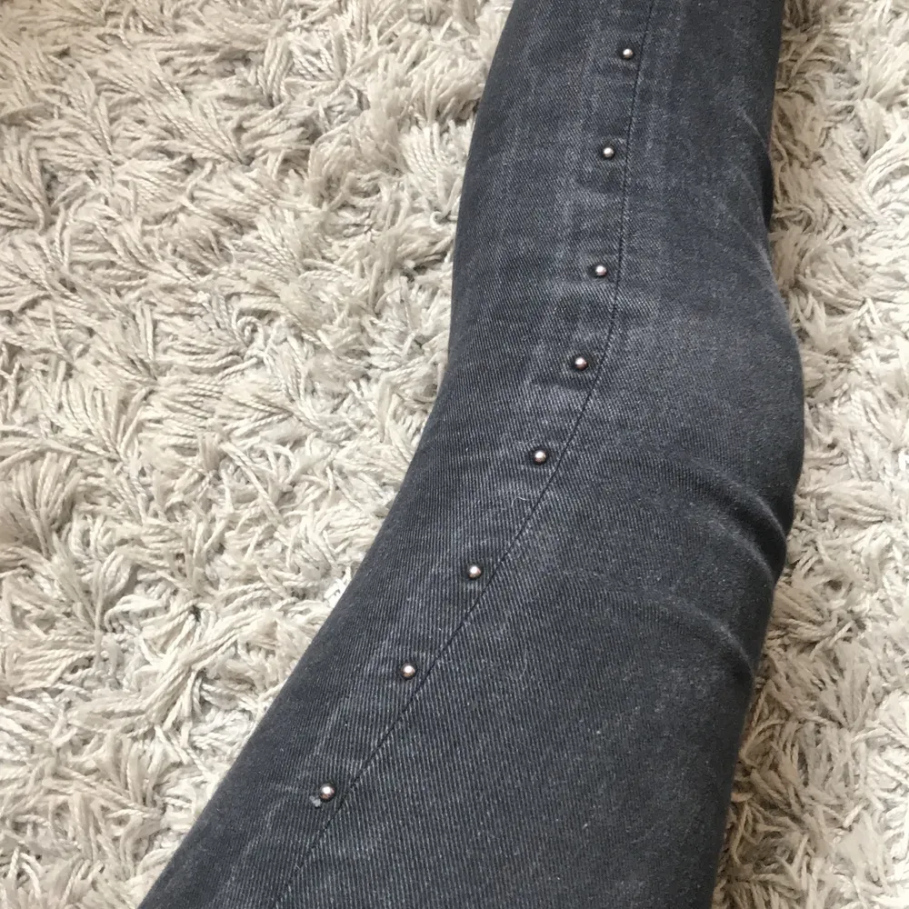 Snygga jeans från HM med fina detaljer på sidorna, mellan hög midja . Jeans & Byxor.