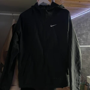 Nike jacka - Inressekoll på min nike jacka. Tun och skön, perfekt till våren/sommaren eller som träningsjacka. Nypris ca 800kr. Kom med egna prisförslag!!
