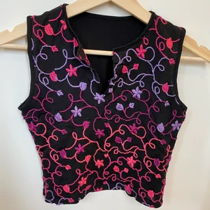  Fin topp  - Storlek: s passar även XS. Plaggets längd 40cm, 38 bredd. Betalningsmetod: Swish. Frakt tillkommer postnord blå påse 45kr