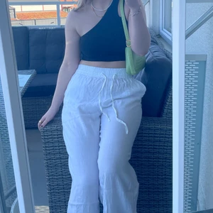 Vita linnebyxor, stl 38  - Byxorna är perfekta för mig som är 165cm lång. Byxorna är ganska breda. Start pris 300kr+frakt buda!!!! 