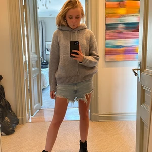 Stickad hoodie  - Jättefin ljusblå stickad hoodie från Zara i storlek M men passar både S och M. Hör av er för fler frågor eller bilder. Köparen står för frakt. 