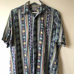 Retro skjorta second hand   - Second hand skjorta som jag använd 3 gånger! i fint skick och skön och luftig. Skulle säga en unisex m/l! 