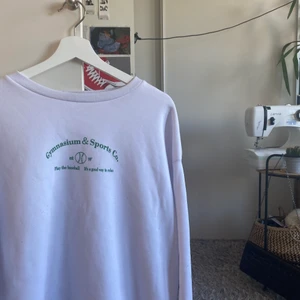 Sweatshirt  - Snygg och sportig vit sweatshirt🤍🤍🤍