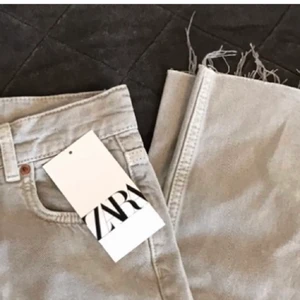 Zara full legnth  - Har dessa ljusgrå jätte snygga byxor från zara, men de är lite stora. Så säljer nu dem... passar allt mellan 34-38