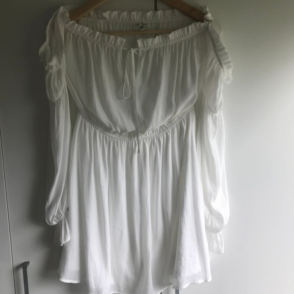 En jättesöt vit klänning från Nelly trend i storlek M. Passar hur bra som helst till fest och student🌟 Den är off-shoulders och passar mig som är 175 cm. Den är tvättad men oanvänd! 🥰. Klänningar.