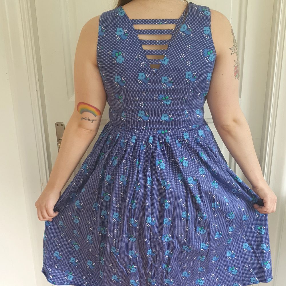 Blåblommig Rockabilly klänning med vackra detaljer. Klänningar.