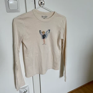 Tröja från Brandy Melville - Långärmad tröja från Brandy Melville med tryck, passar XS-S. Helt oanvänd, som ny!