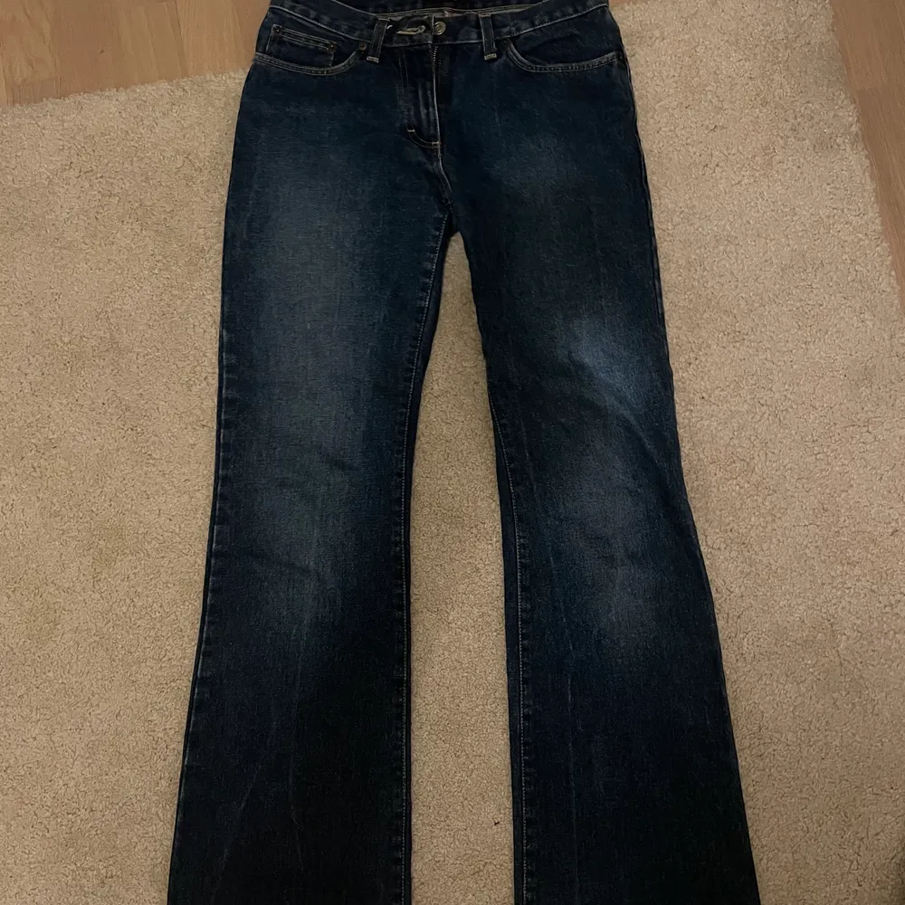 En par skitsnygga lågmidjade jeans. De har inga fickor i bak vilket framhäver rumpan snyggt. Passar mig perfekt i midjan och längden som är 170cm och har 26 i midjan. 250kr. Jeans & Byxor.
