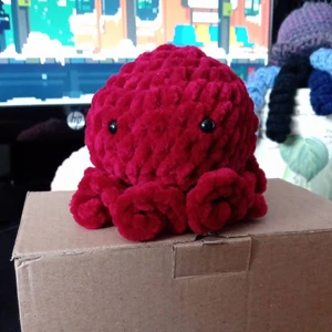 Amigurumi bläckfisk: Scarlet - Hej! Jag har gjort amigurumi bläckfiskar som är 9x9x9cm! Gör gärna i en speciell färg eller liknande, bara att skriva. Den på bilden är vad som är färdiggjorda och kan skickas på samma dag! Har en instagram där jag kommer publicera mer virkningar @runicknotbar Antingen kan man få spårbar frakt på 66kr eller skickas som brev för 24kr. 