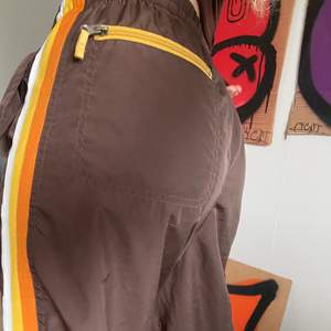 säljer dessa bruna soc byxor i storlek m!! orange, gul och vita stripes på sidan av benen. buda från 120kr i kommentarerna:))