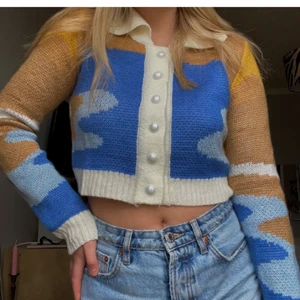 Så fin kofta!!! - Jättefin kofta med söta knappar! Köpt här på plick (lånade bilder), säljer pga lite för liten för mig. Koftan är i fint skick! 