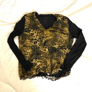 Leopard topp - Leopard topp med mesh aktiga armar, köpt på humana men skicket är 10/10, har inte fått någon användning för den heller