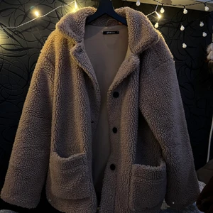 Brun teddy jacka strl 36 - Köpte denna på gina för ca 2 år sedan på deras kollektion med mamma och barn, den sitter bra kan va lite tight med väldigt tjocka hoodies under. Köpt för 699 och andvänd ca 15 gånger bara! Står mother på ryggen insytt. köpare står för frakt och skriv för fler bilder 