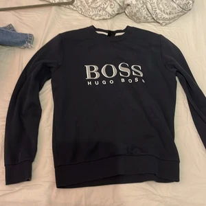 Hugo Boss tröja stl S - Snygg sweatshirt med bra passform för dig som har storlek S. Inte använd något alls nästan