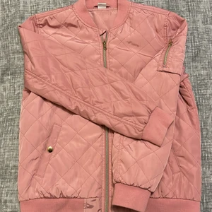 Jacka i storlek 164 - Jacka i storlek 164 i nytt skick. Använd ett bar gånger.