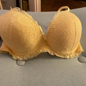 Gul BH Agio Milano 65F - Gul pushup från Agio Milano. Oanvänd med lapp kvar.